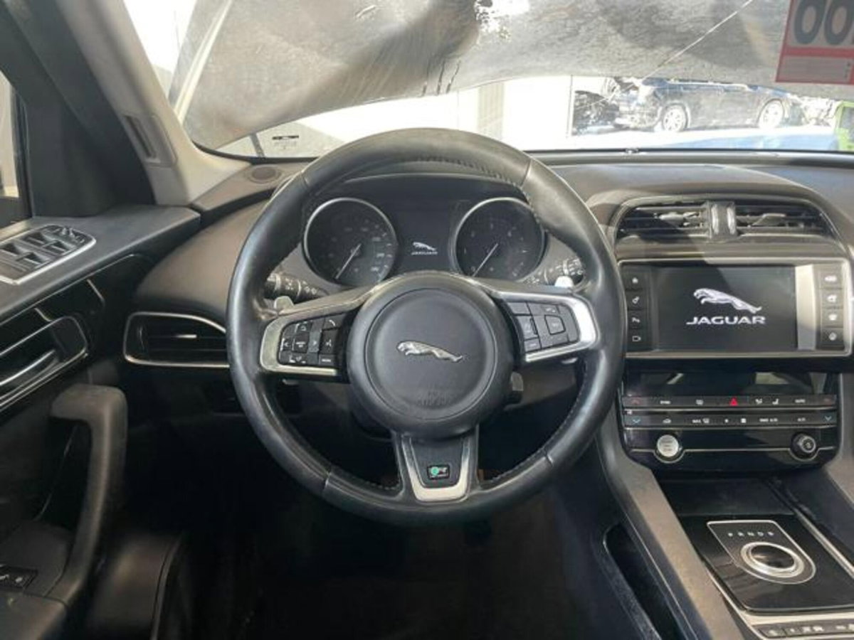 Jaguar F-Pace 2.0 D 180 CV AWD Portfolio (12)