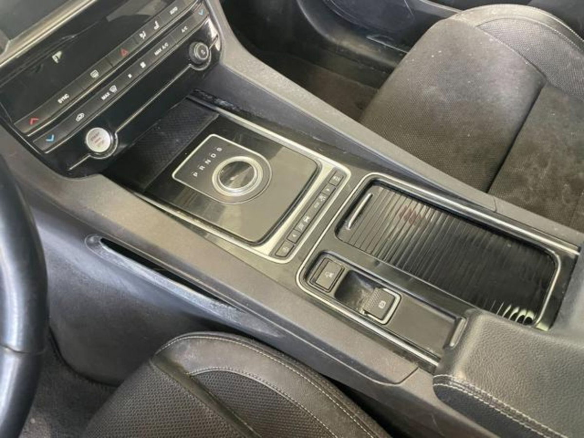 Jaguar F-Pace 2.0 D 180 CV AWD Portfolio (14)