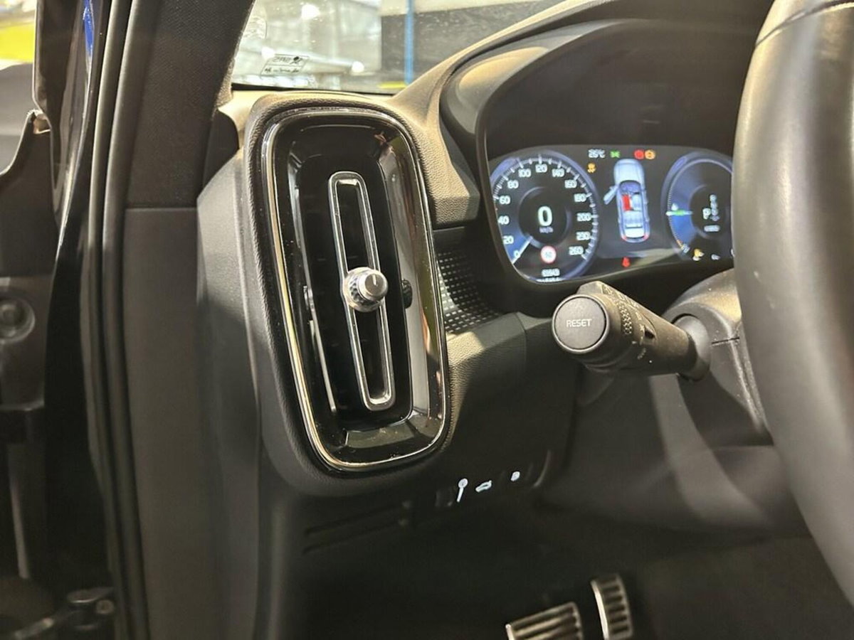 Volvo XC40 T5 Recharge Plug-in Hybrid R-design (10)