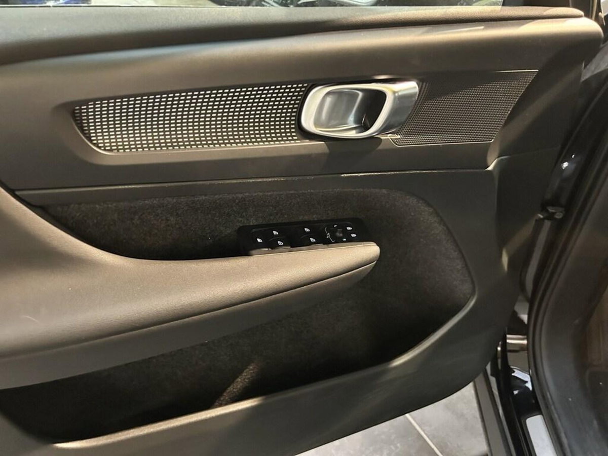 Volvo XC40 T5 Recharge Plug-in Hybrid R-design (9)