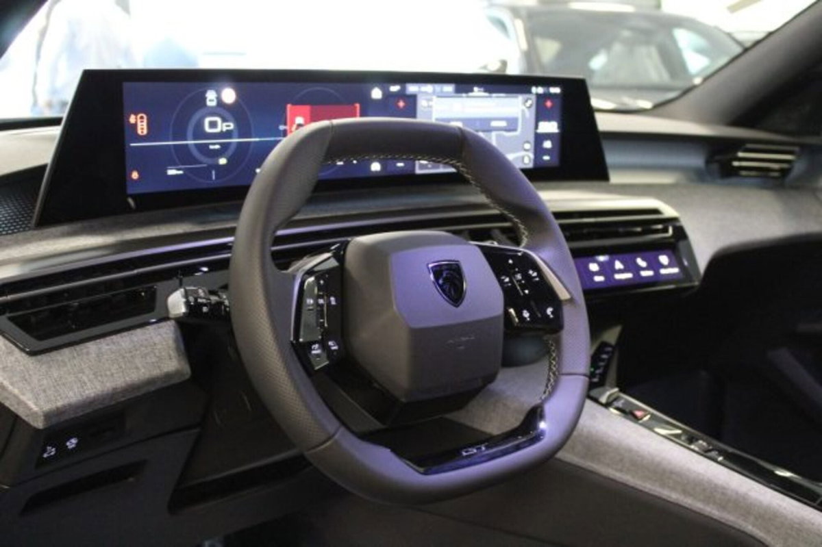 Peugeot 3008 1.2 hybrid GT 145cv e-dcs6 (4)