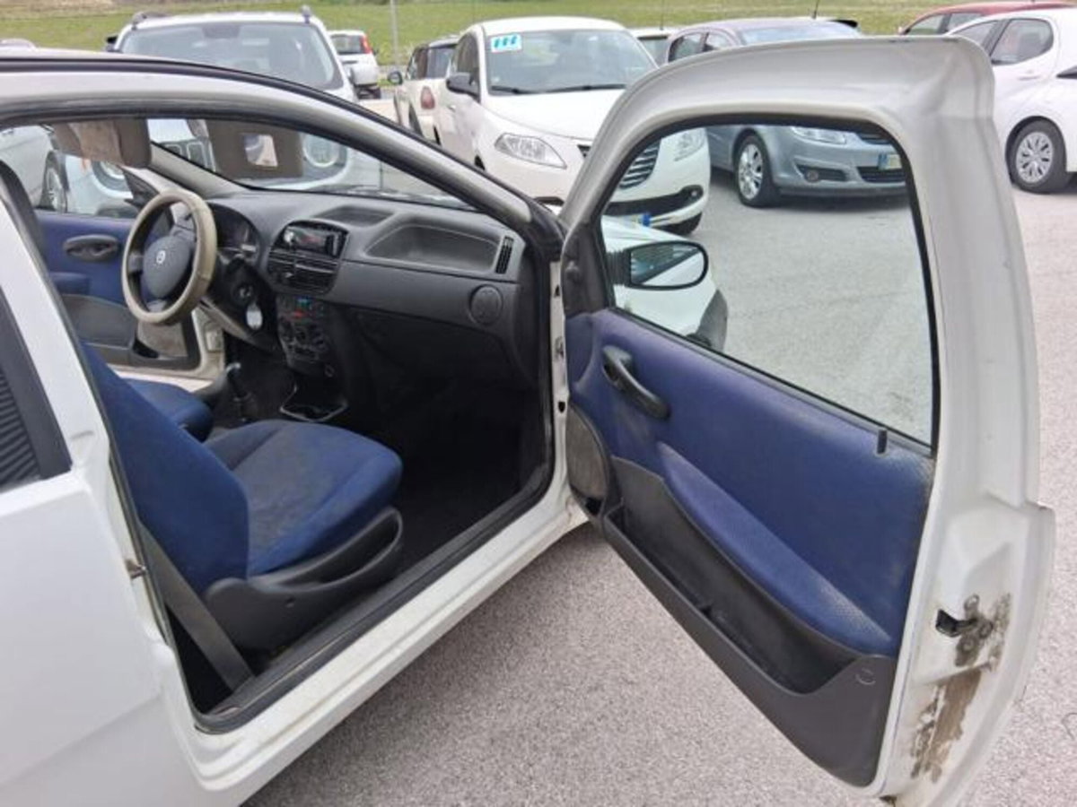 Fiat Punto 1.3 JTD 3 porte 2 p.ti Van (14)