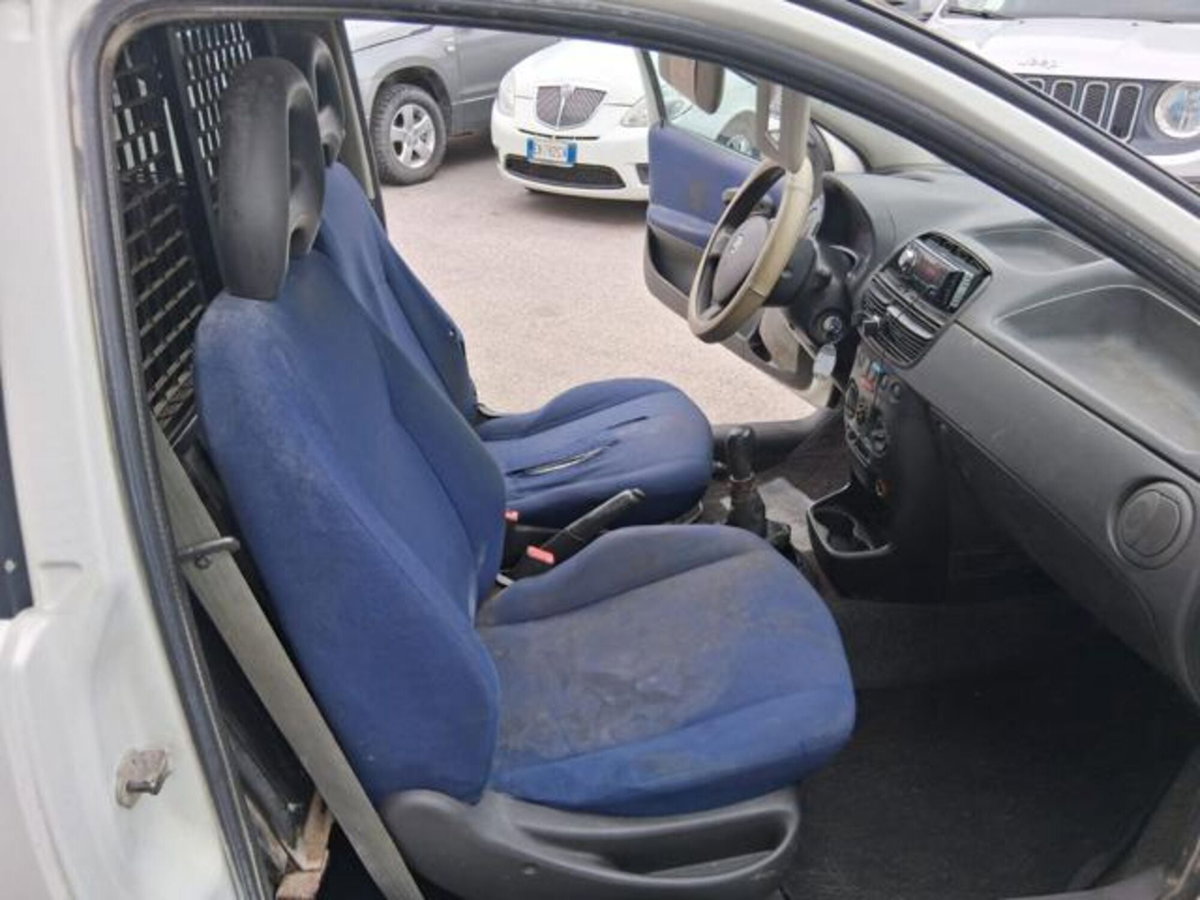 Fiat Punto 1.3 JTD 3 porte 2 p.ti Van (18)