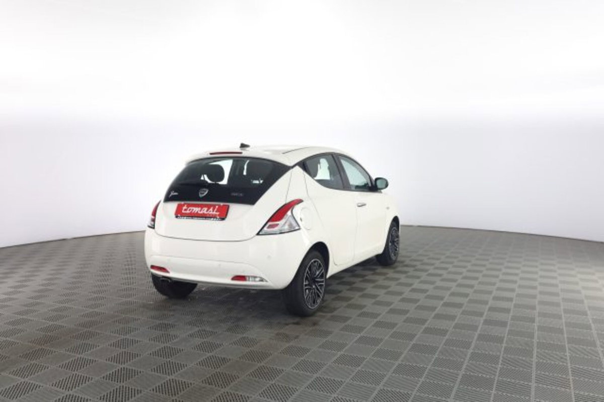 Lancia Ypsilon 1.0 FireFly 5 porte S&S Hybrid Ecochic Gold (4)