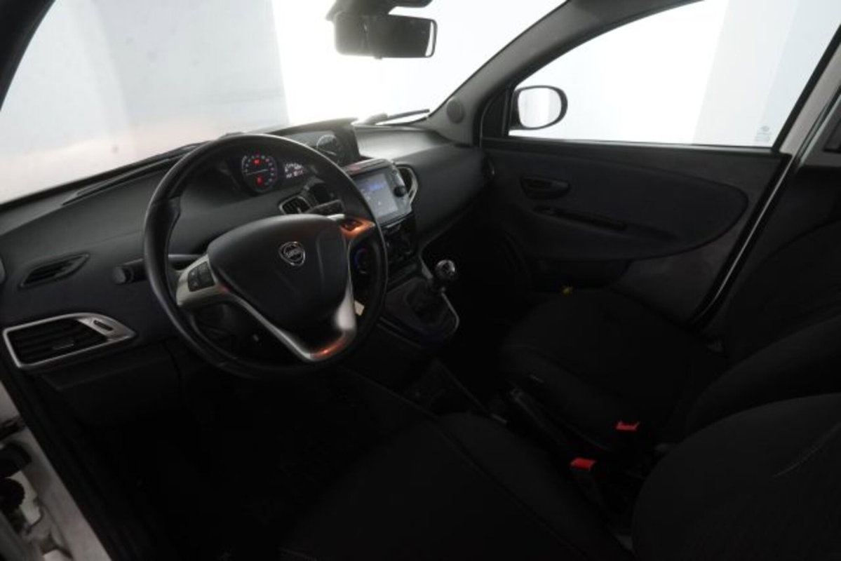 Lancia Ypsilon 1.0 FireFly 5 porte S&S Hybrid Ecochic Gold (9)