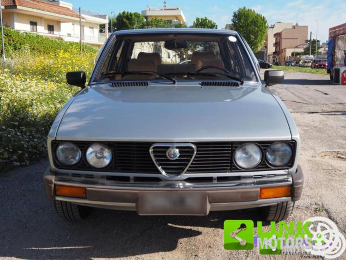 Alfa Romeo Alfetta 2.0i Quadrifoglio Oro (7)