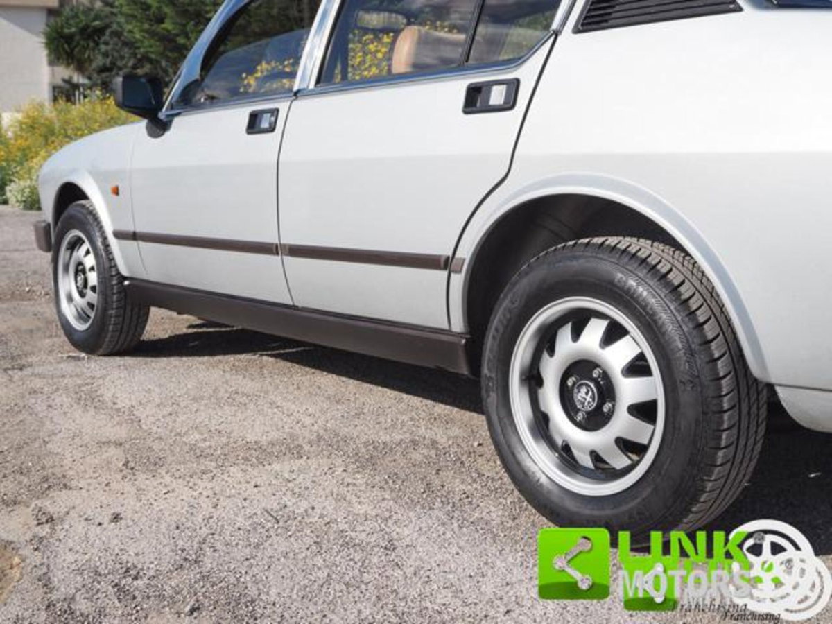 Alfa Romeo Alfetta 2.0i Quadrifoglio Oro (9)