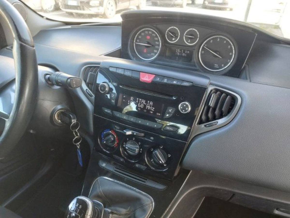 Lancia Ypsilon 1.2 69 CV 5 porte GPL Ecochic Gold (11)