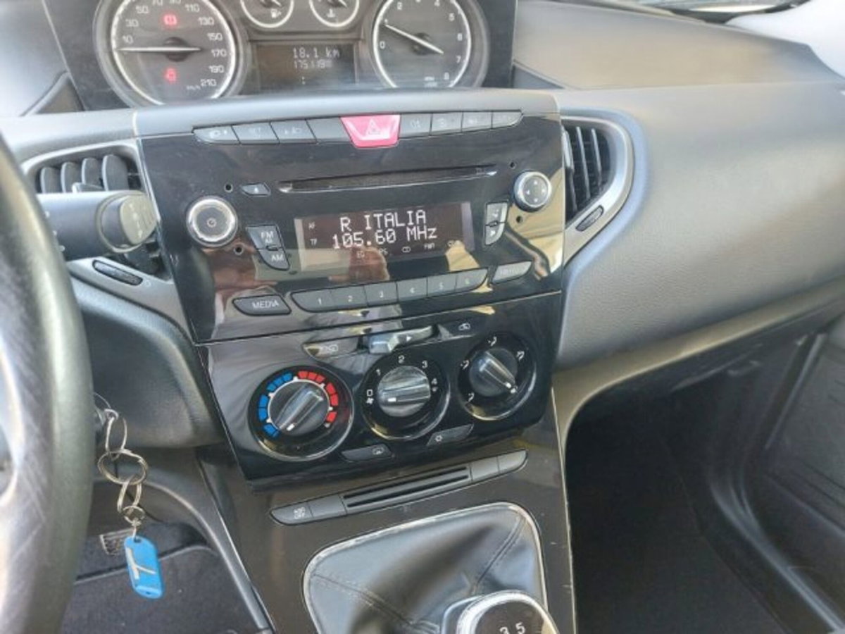 Lancia Ypsilon 1.2 69 CV 5 porte GPL Ecochic Gold (16)