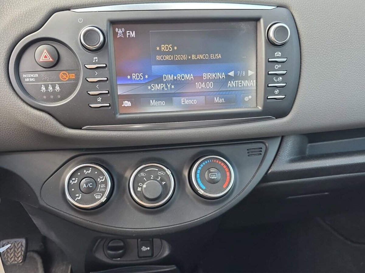 Toyota Yaris 1.0 5 porte Active (12)
