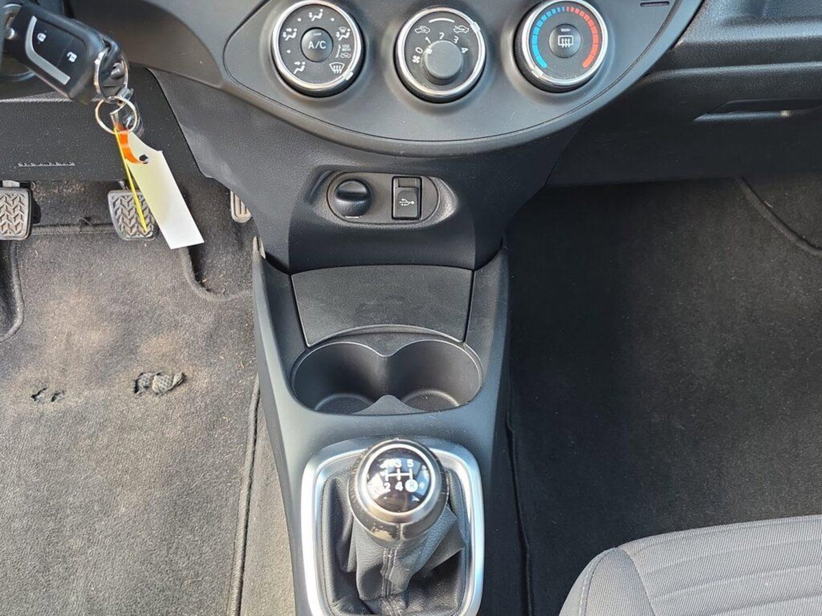 Toyota Yaris 1.0 5 porte Active (14)
