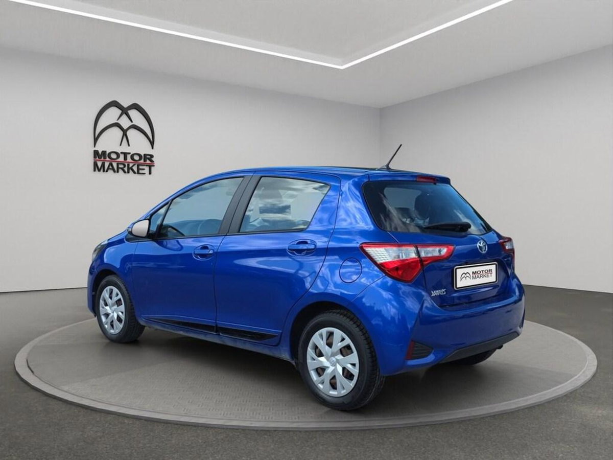 Toyota Yaris 1.0 5 porte Active (8)
