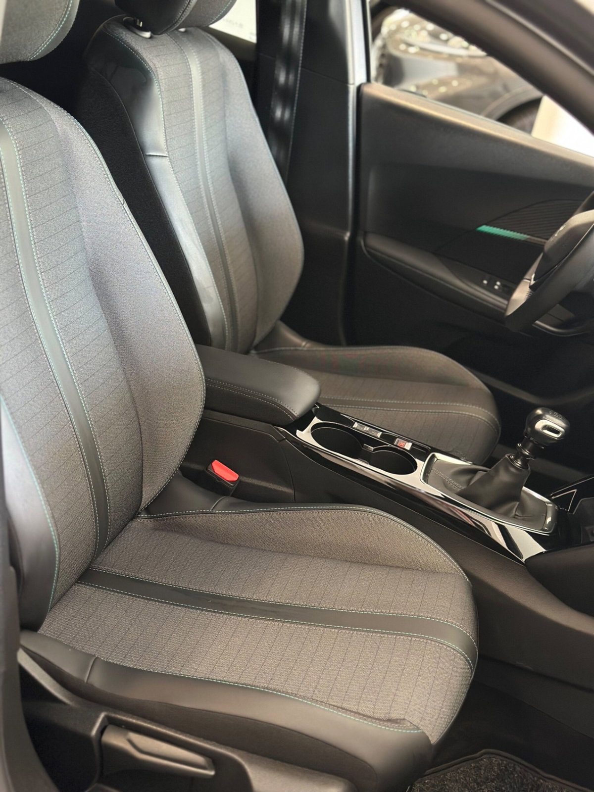 Peugeot 2008 1.2 turbo Allure 100cv (11)