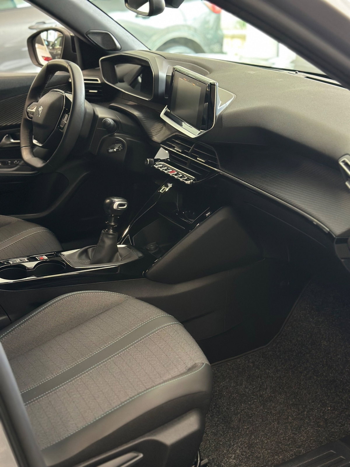 Peugeot 2008 1.2 turbo Allure 100cv (12)