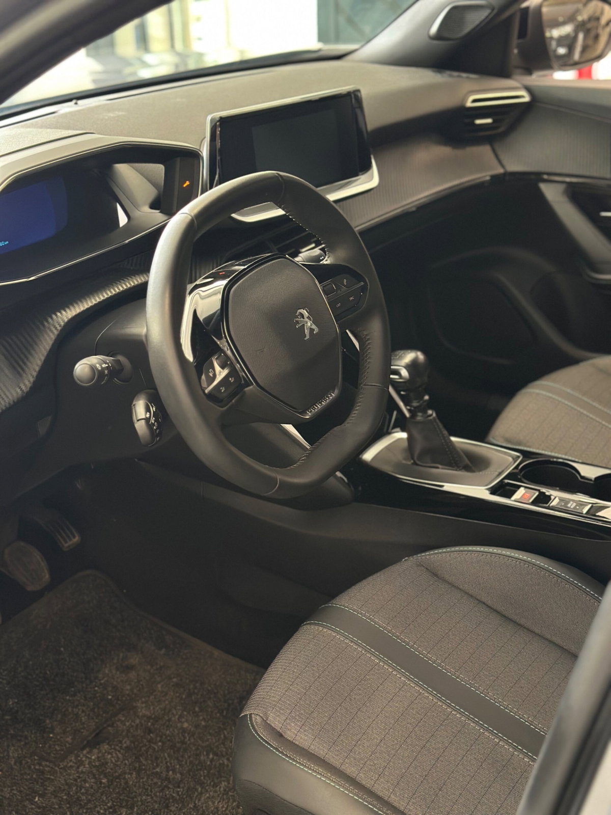 Peugeot 2008 1.2 turbo Allure 100cv (7)