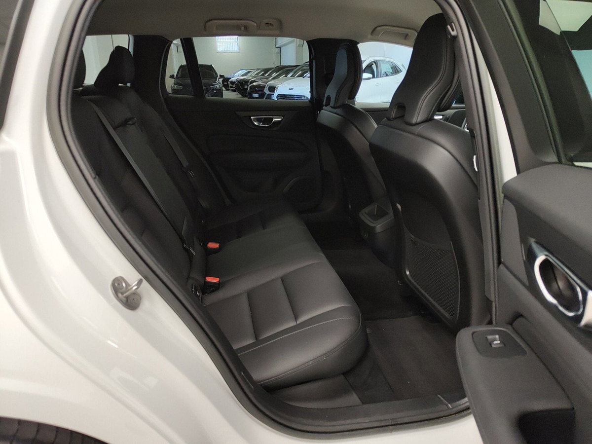 Volvo V60 2.0 b4 Plus Dark auto (7)