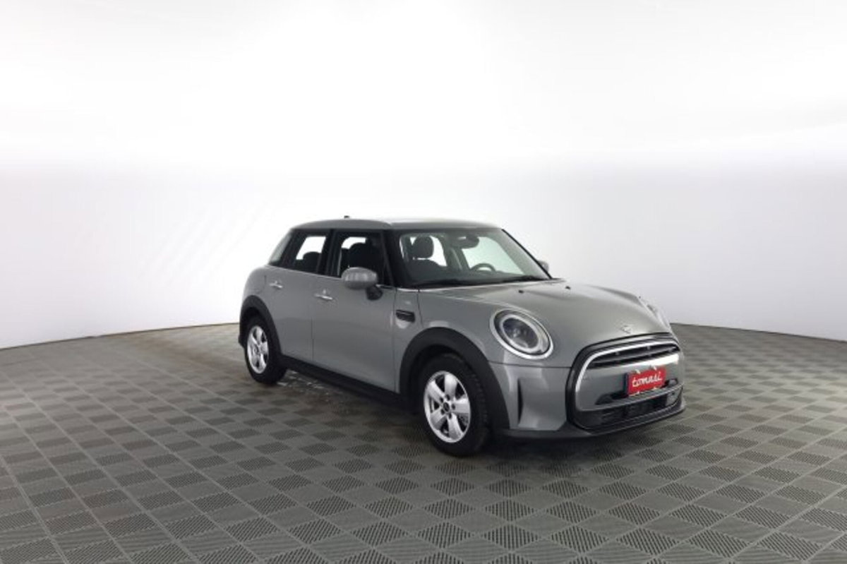 MINI Mini 1.5 Cooper Essential 5 porte (2)