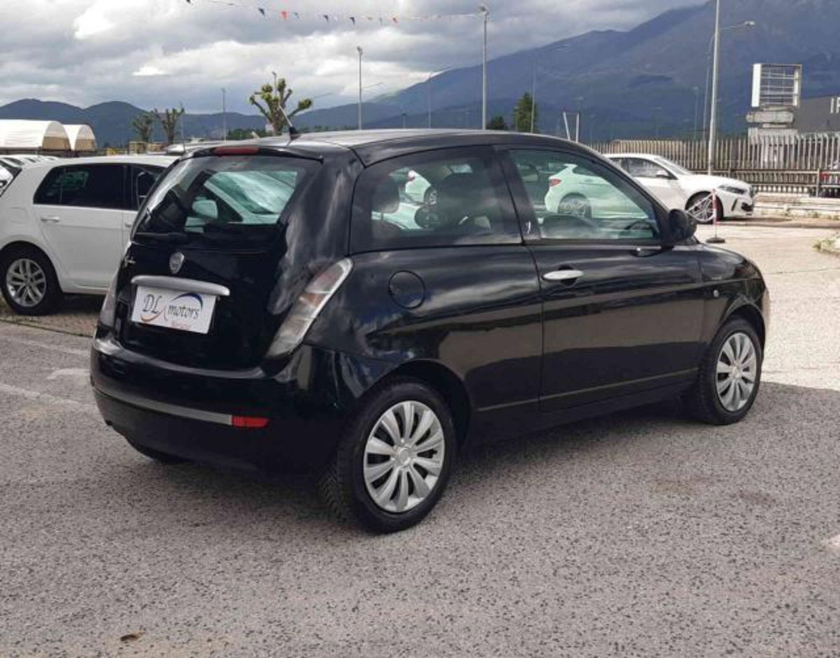 Lancia Ypsilon 1.3 MJT 75 CV Diva (10)