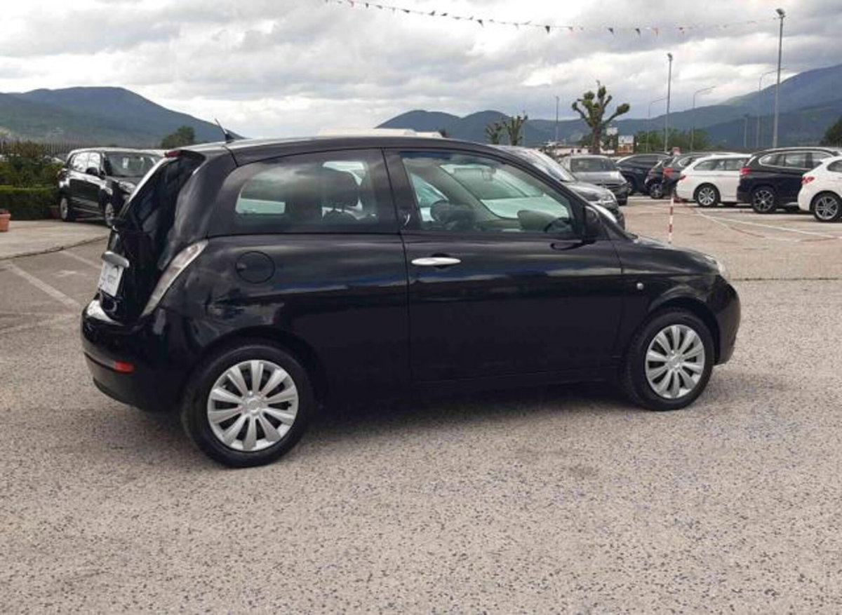 Lancia Ypsilon 1.3 MJT 75 CV Diva (11)