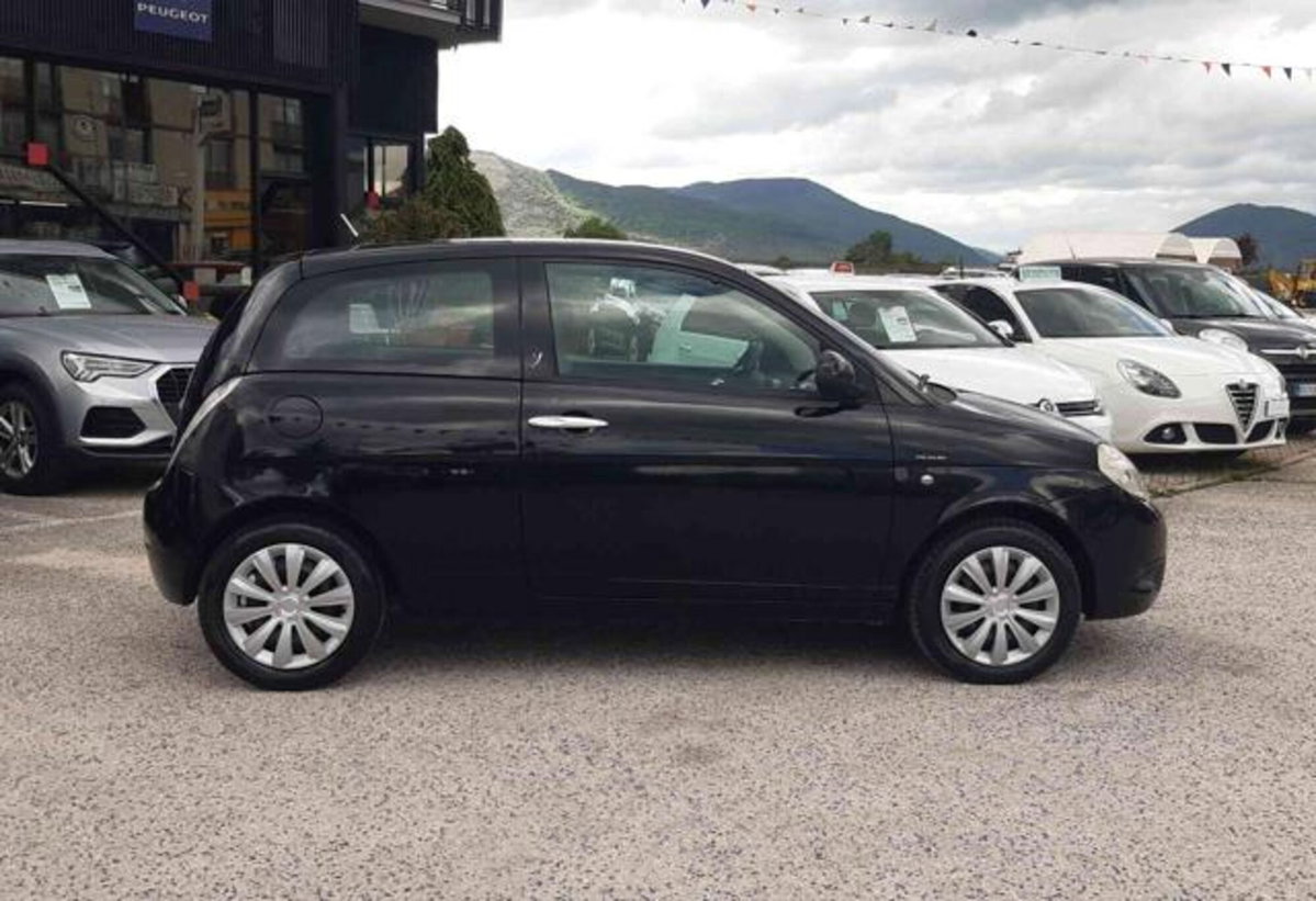 Lancia Ypsilon 1.3 MJT 75 CV Diva (12)
