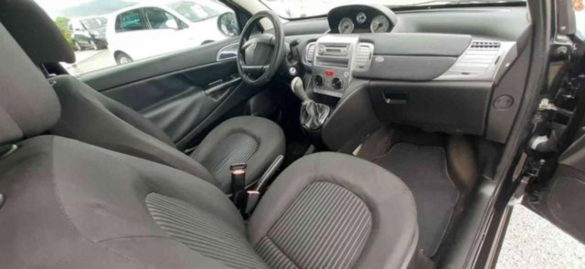 Lancia Ypsilon 1.3 MJT 75 CV Diva (20)