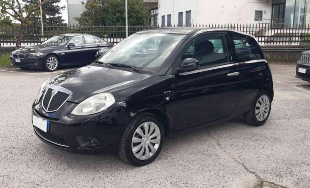 Lancia Ypsilon 1.3 MJT 75 CV Diva (4)