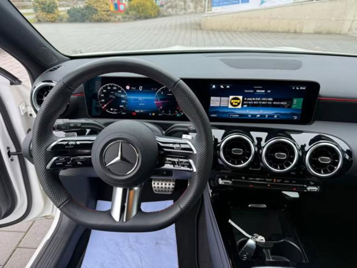 Mercedes-Benz Classe A Sedan 180 d AMG Line Premium Plus auto (11)