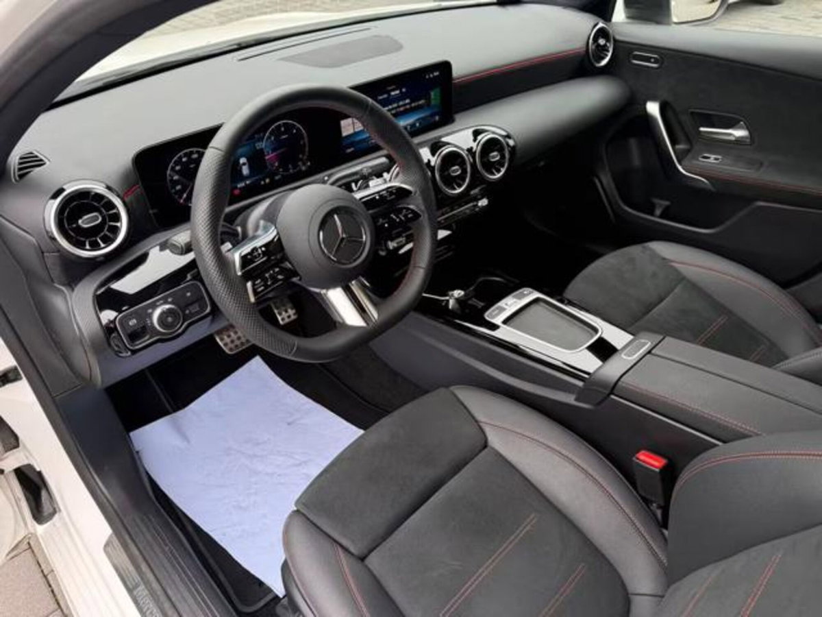 Mercedes-Benz Classe A Sedan 180 d AMG Line Premium Plus auto (14)