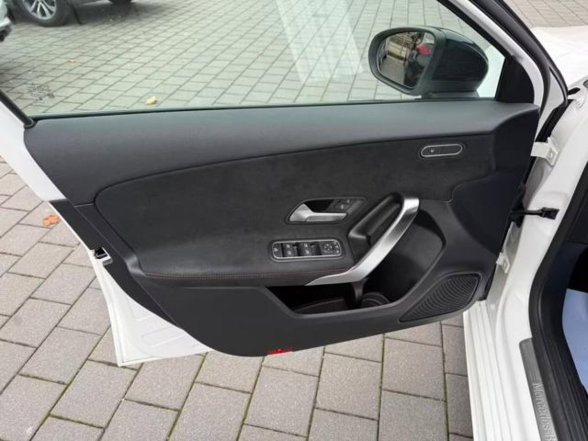Mercedes-Benz Classe A Sedan 180 d AMG Line Premium Plus auto (17)