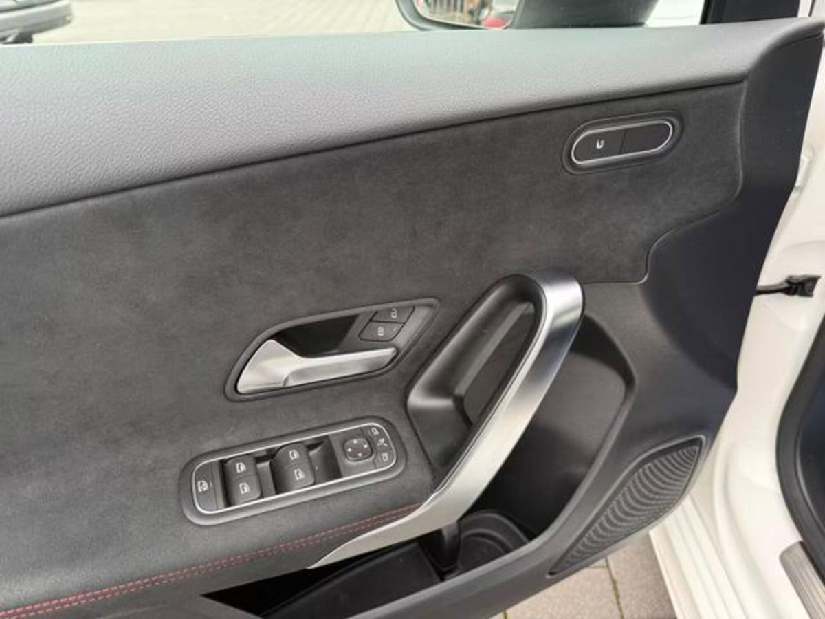 Mercedes-Benz Classe A Sedan 180 d AMG Line Premium Plus auto (18)