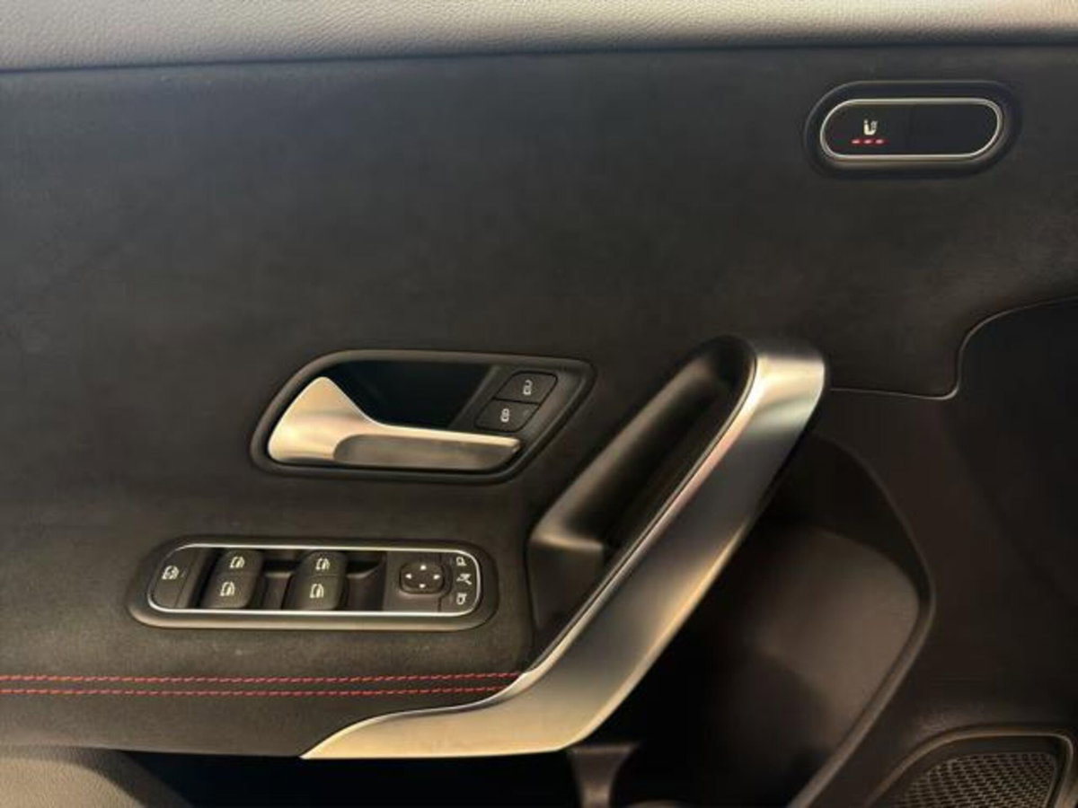 Mercedes-Benz Classe A Sedan 180 4p. Premium (10)