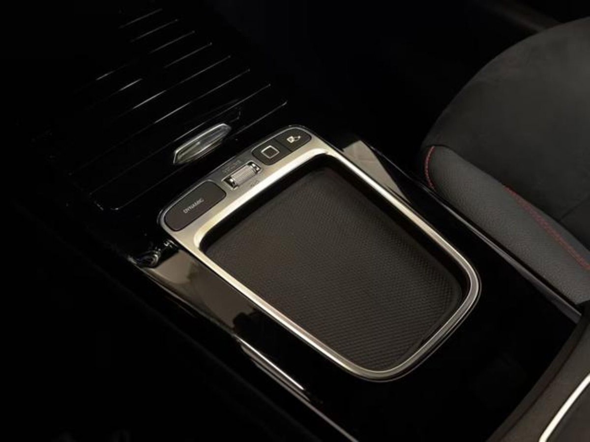 Mercedes-Benz Classe A Sedan 180 4p. Premium (17)