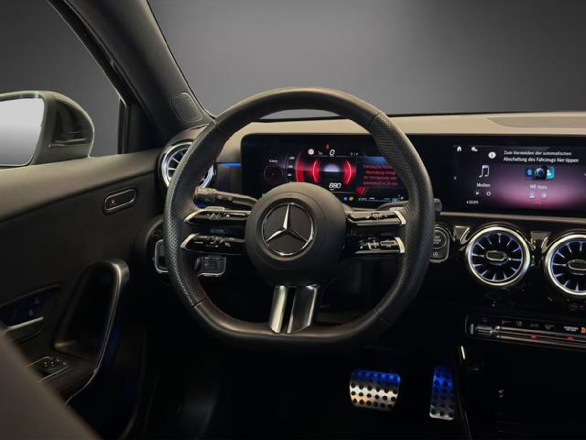 Mercedes-Benz Classe A Sedan 180 4p. Premium (7)