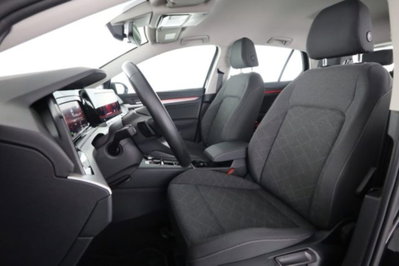 Volkswagen Golf Variant 1.0 eTSI EVO DSG Life (2)