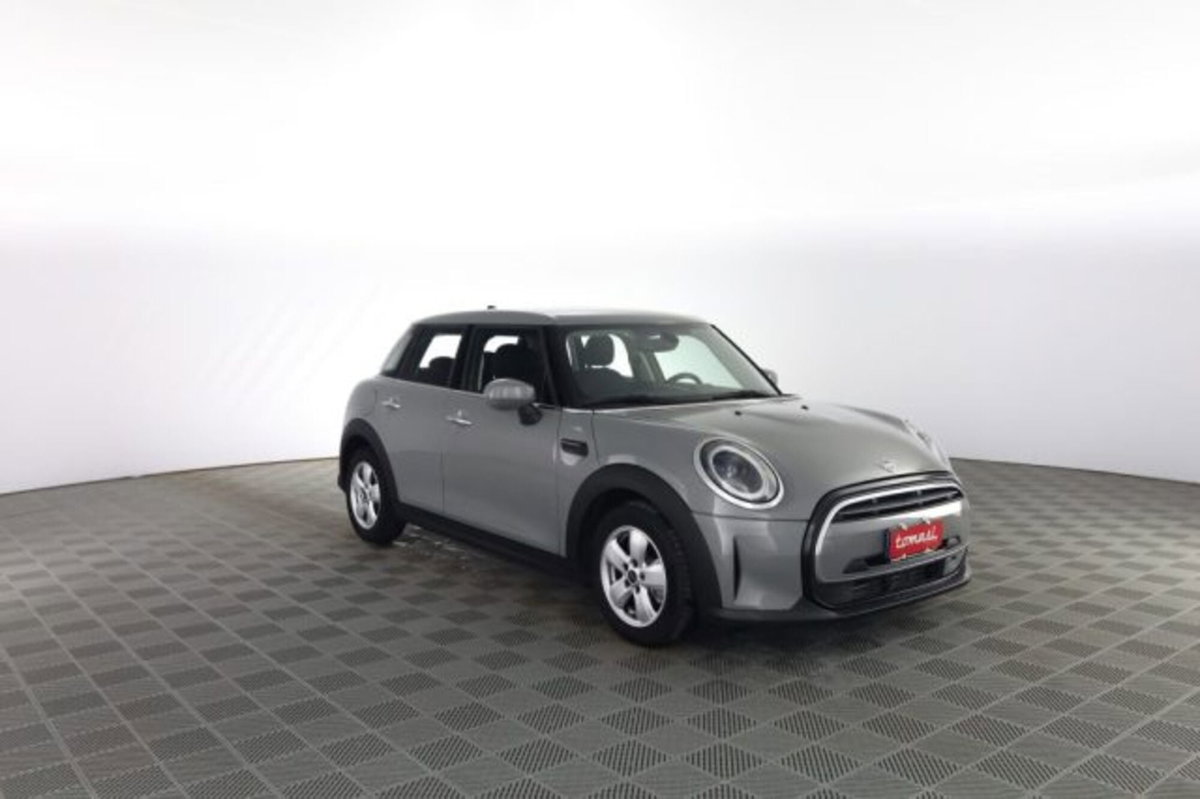 MINI Mini 1.5 Cooper Essential 5 porte (2)
