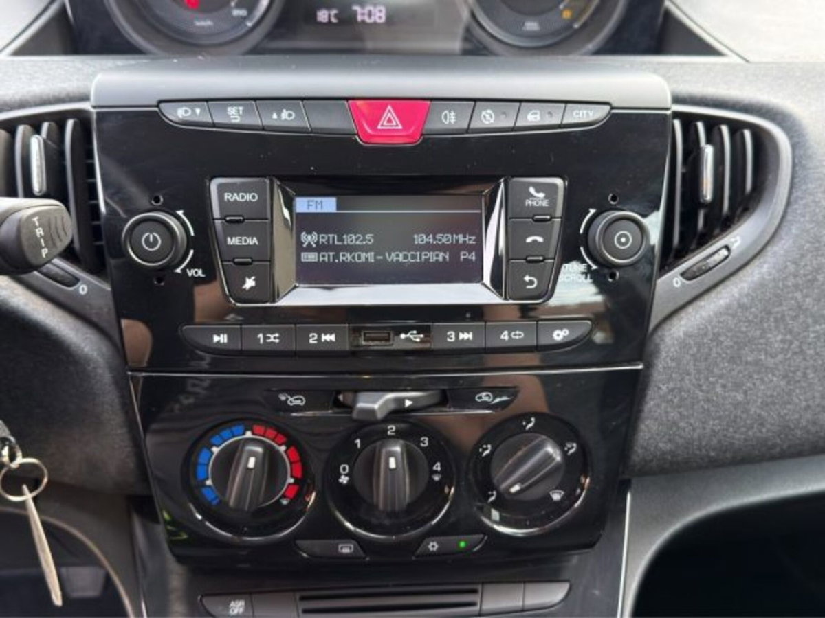 Lancia Ypsilon 1.0 FireFly 5 porte S&S Hybrid Ecochic Silver (17)
