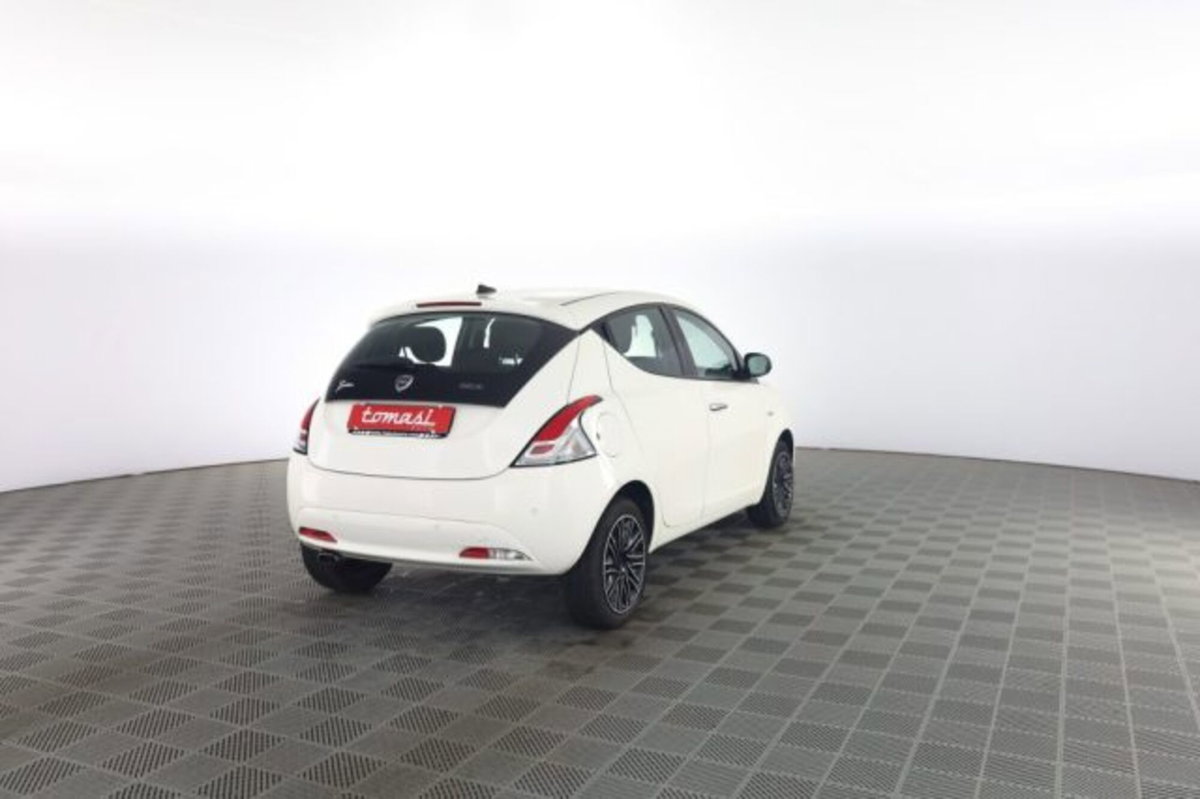Lancia Ypsilon 1.0 FireFly 5 porte S&S Hybrid Ecochic Gold (4)