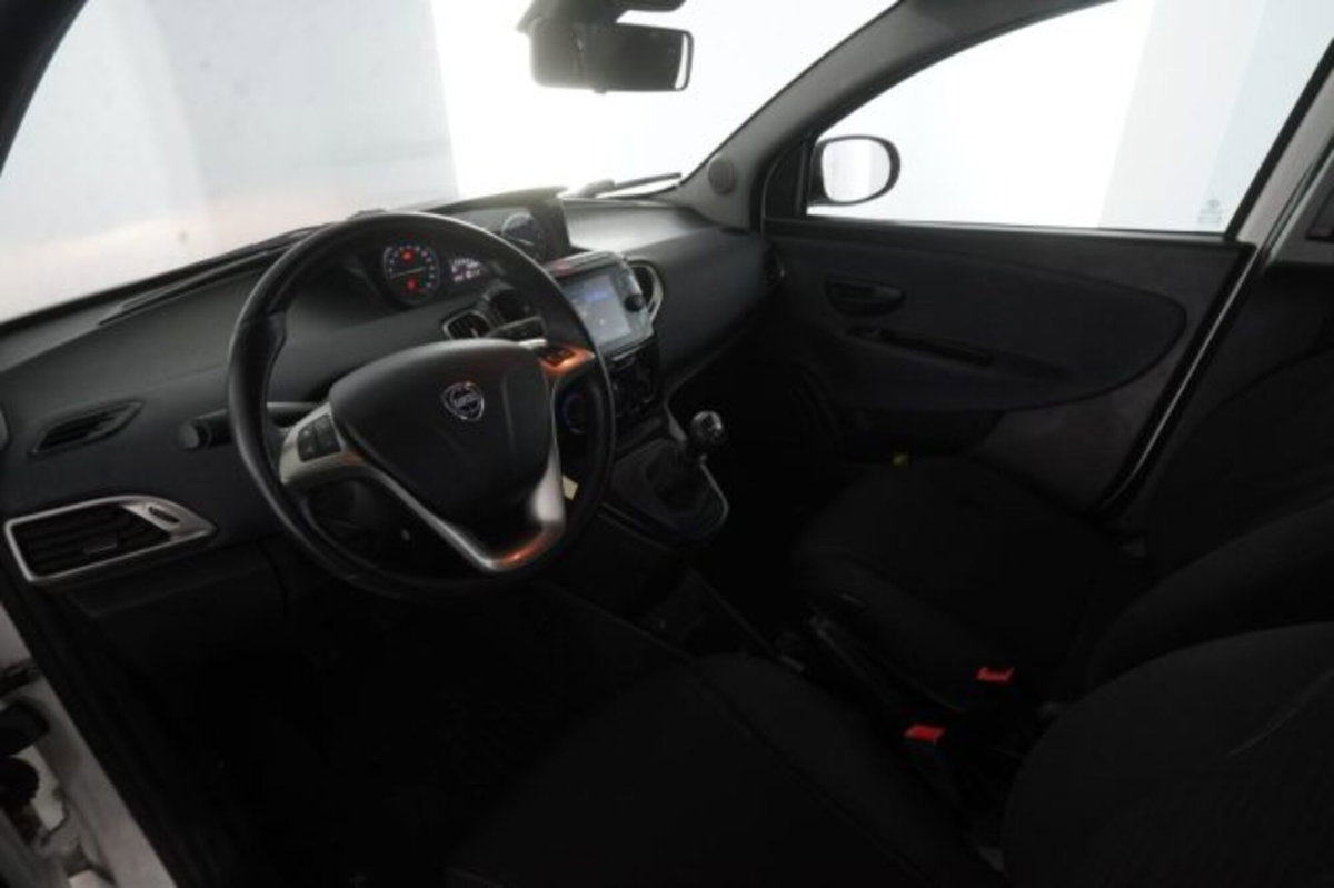 Lancia Ypsilon 1.0 FireFly 5 porte S&S Hybrid Ecochic Gold (9)