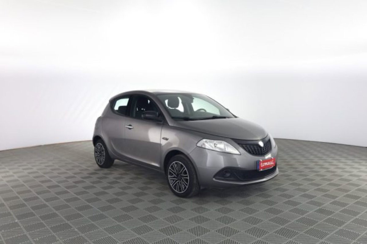 Lancia Ypsilon 1.0 FireFly 5 porte S&S Hybrid Ecochic Silver (2)