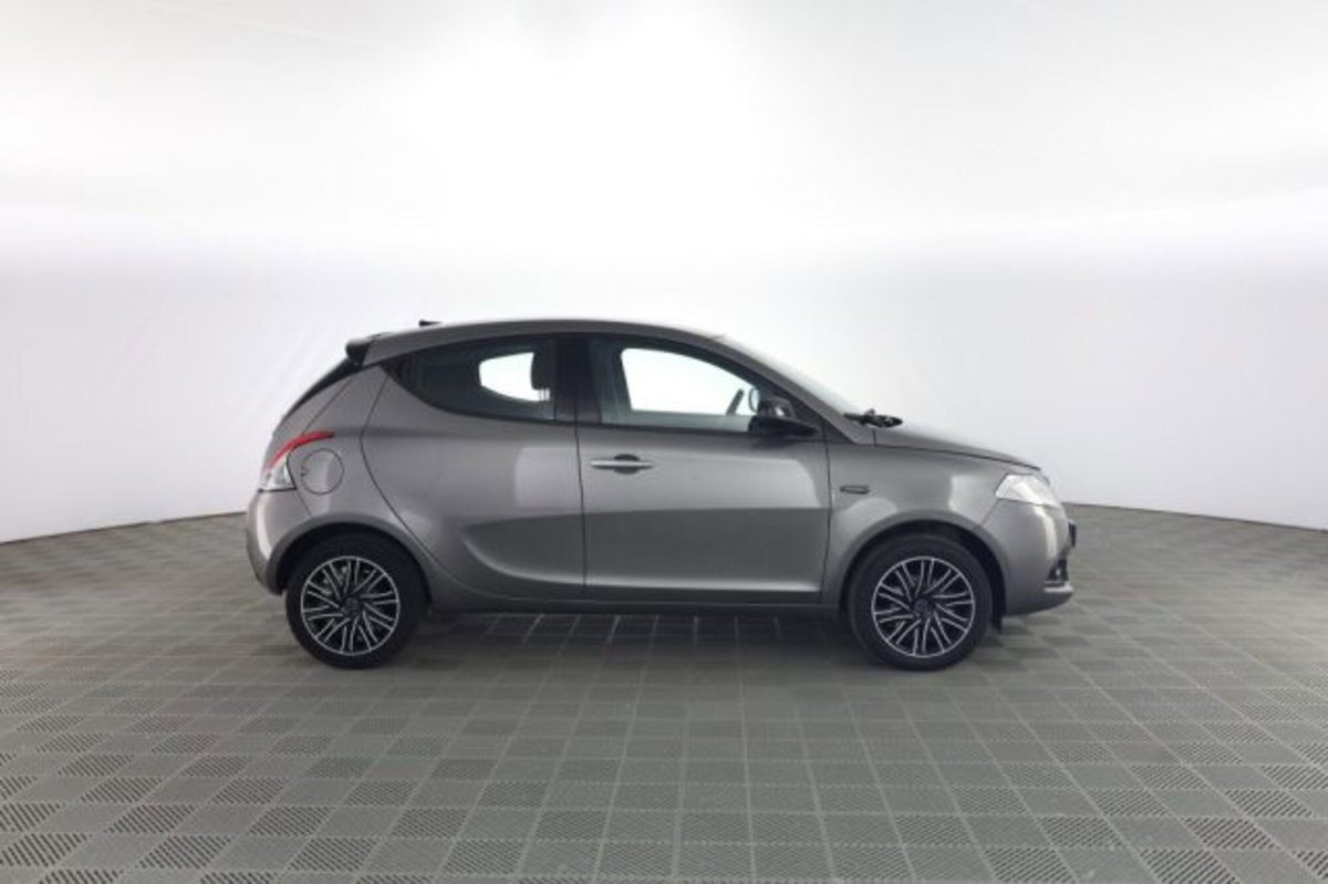 Lancia Ypsilon 1.0 FireFly 5 porte S&S Hybrid Ecochic Silver (3)