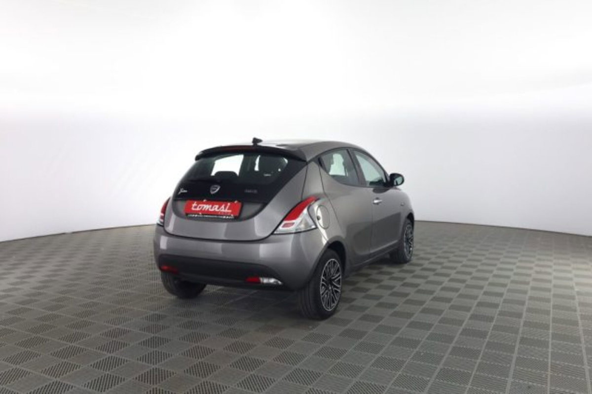 Lancia Ypsilon 1.0 FireFly 5 porte S&S Hybrid Ecochic Silver (4)