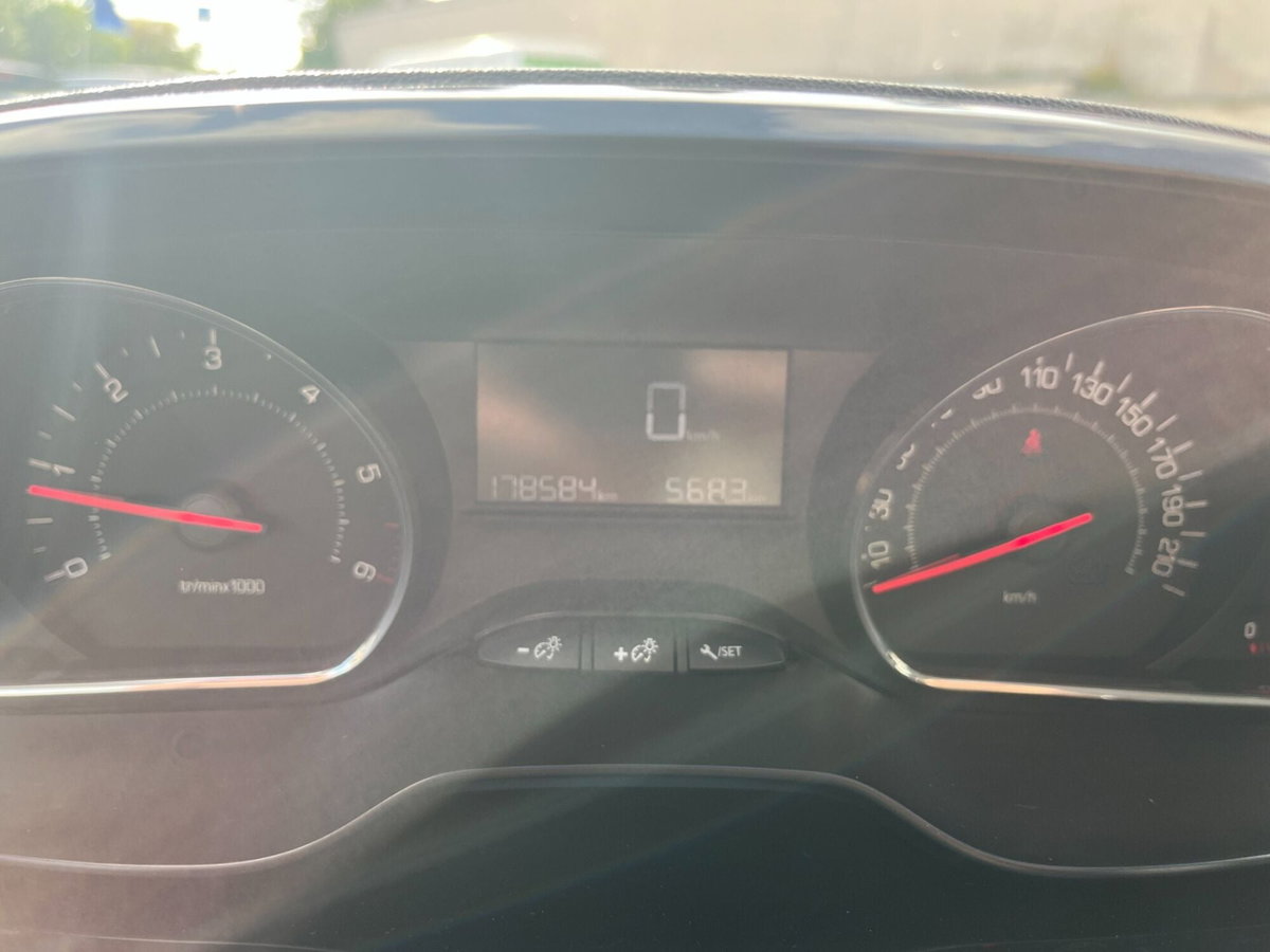 Peugeot 208 HDi 68 CV 5 porte Allure (13)