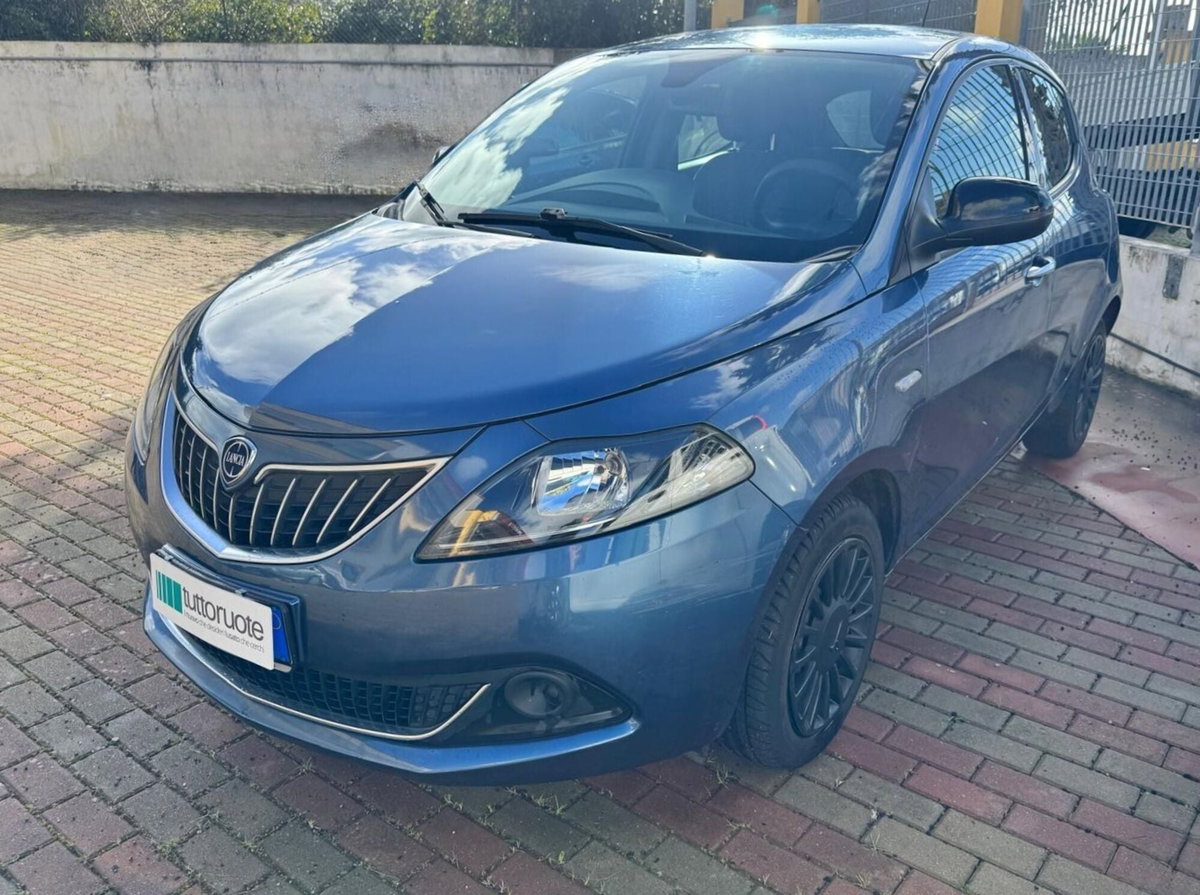 Lancia Ypsilon 1.0 FireFly 5 porte S&S Hybrid Ecochic Silver