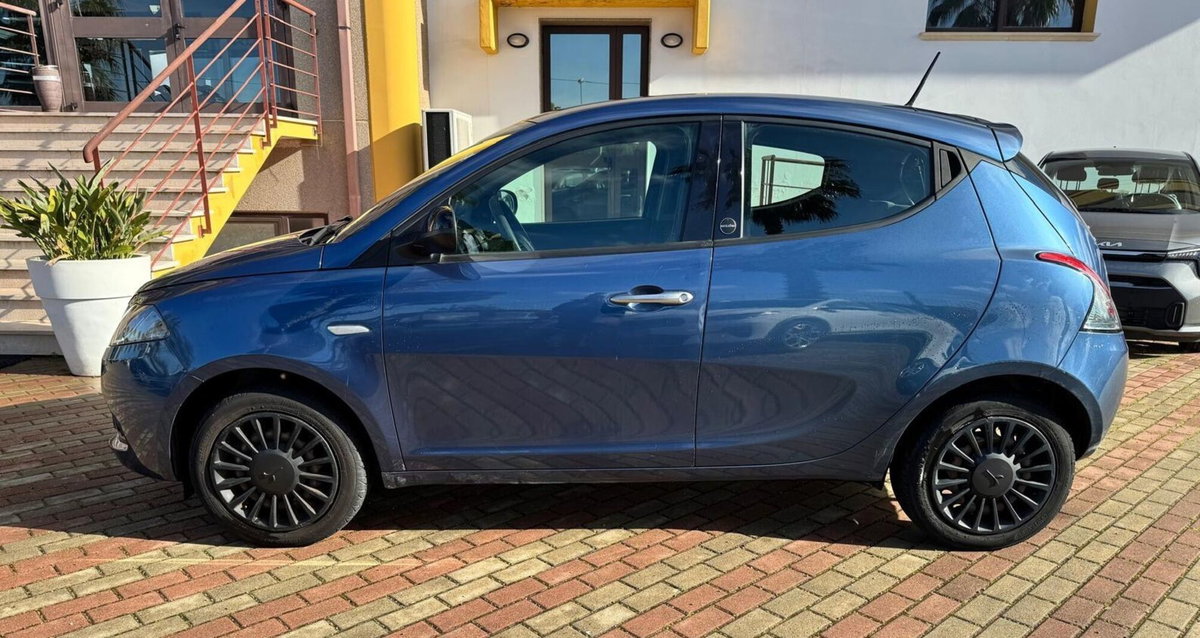 Lancia Ypsilon 1.0 FireFly 5 porte S&S Hybrid Ecochic Silver (2)