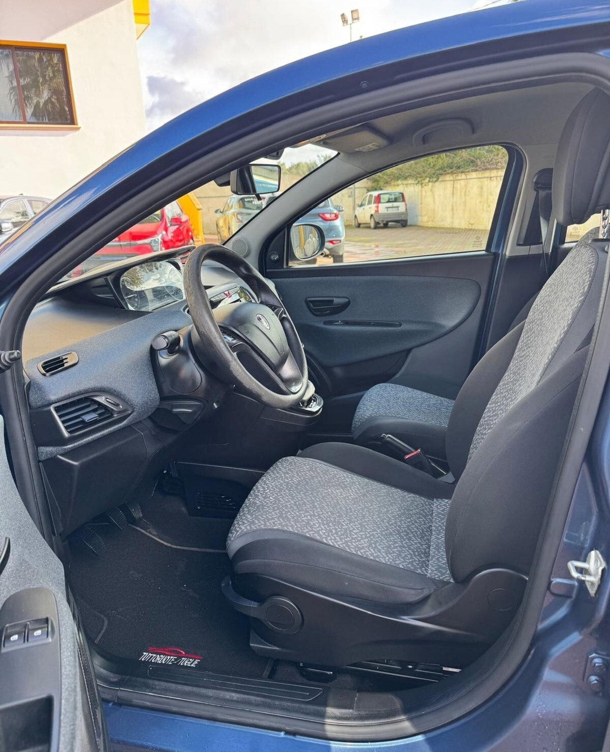 Lancia Ypsilon 1.0 FireFly 5 porte S&S Hybrid Ecochic Silver (7)