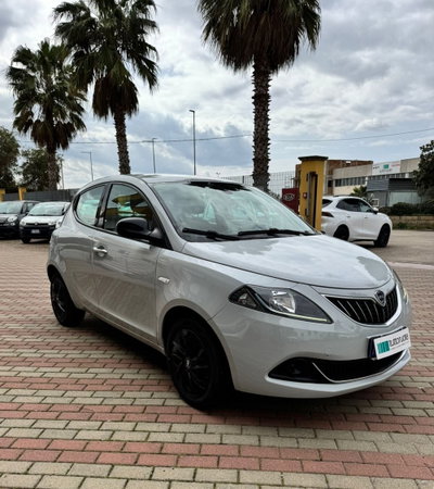 Lancia Ypsilon 1.0 FireFly 5 porte S&S Hybrid Ecochic Silver usata
