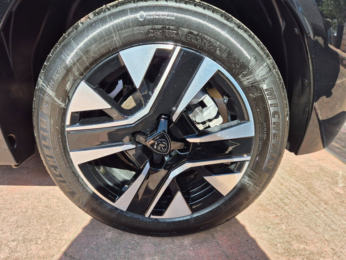 Peugeot 208 1.2 turbo Allure 100cv (18)