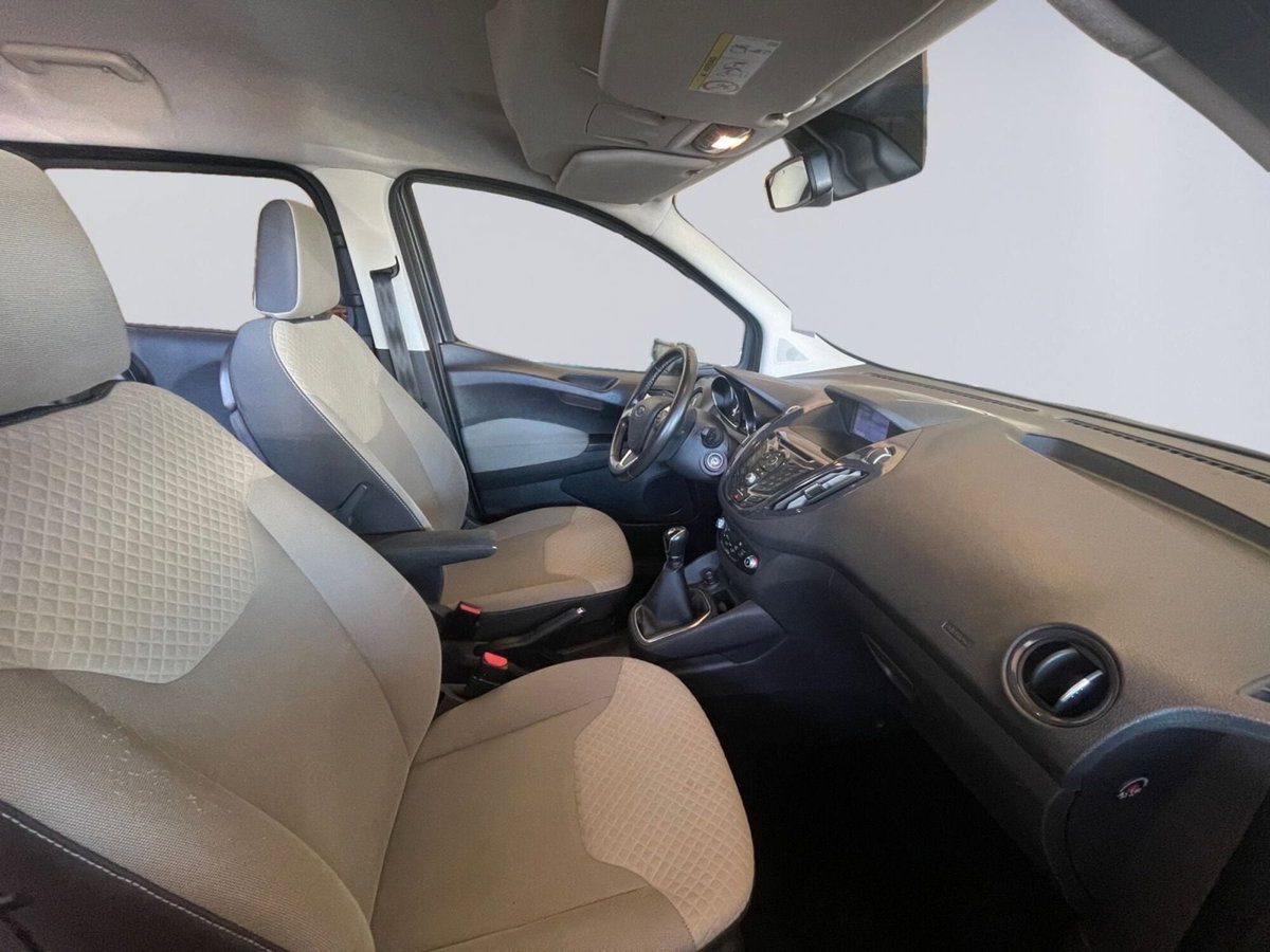 Ford Tourneo Courier 1.5 TDCI 75 CV Titanium (10)
