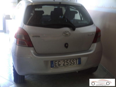 Toyota Yaris 1.3 5 porte Sol (2)