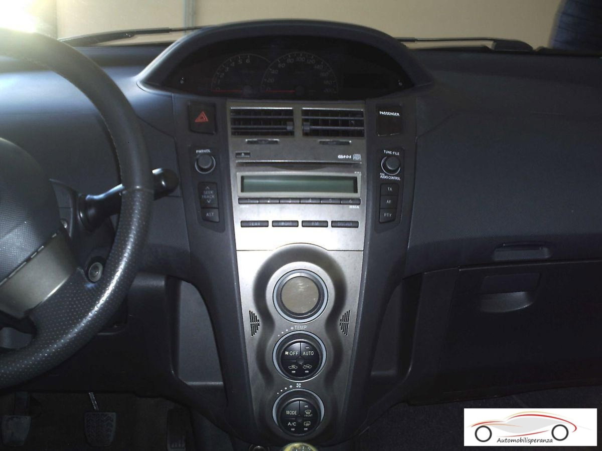 Toyota Yaris 1.3 5 porte Sol (3)